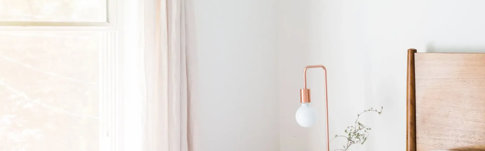 Chambre blanche et lumineuse, lit en lin et lampe de chevet