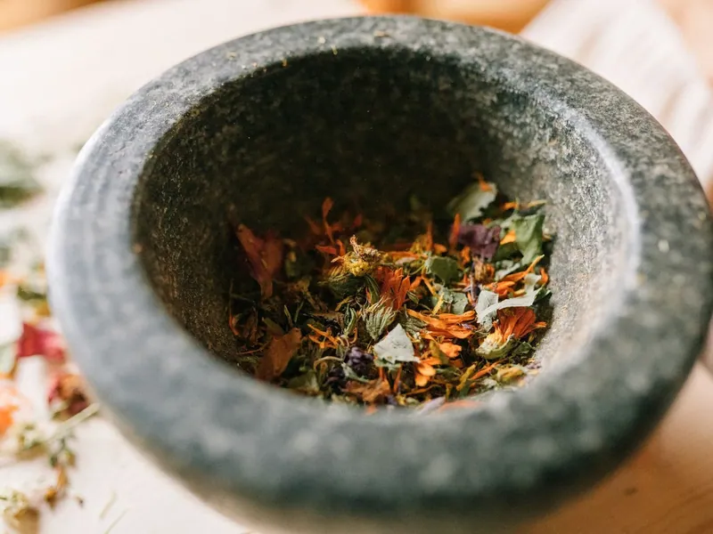 Herbes séchées dans un mortier en granit